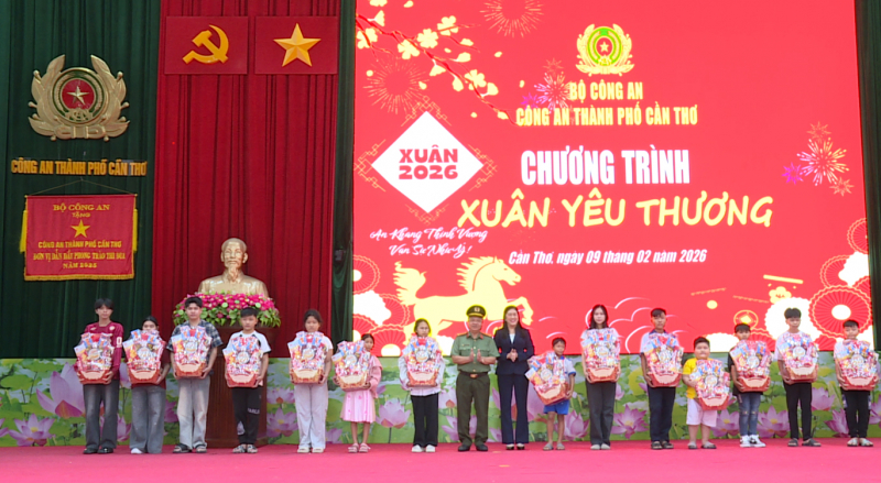 Công an TP Cần Thơ tặng quà 74 cháu mồ côi, khó khăn -0