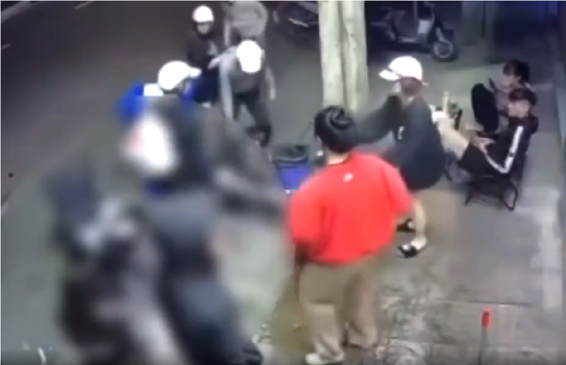 Đang ngồi uống nước với bạn, nam sinh bị đánh hội đồng tử vong -0