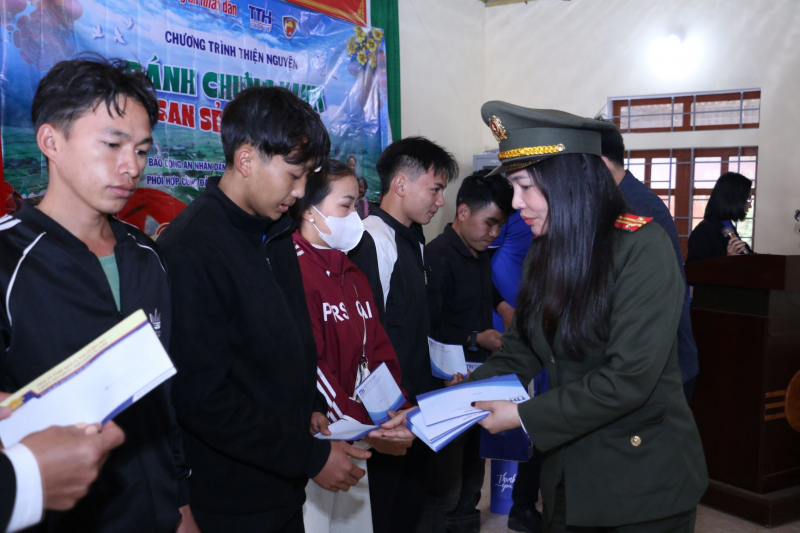 Trao tặng 120 suất quà Tết cho người nghèo xã Mường Xén, tỉnh Nghệ An -0