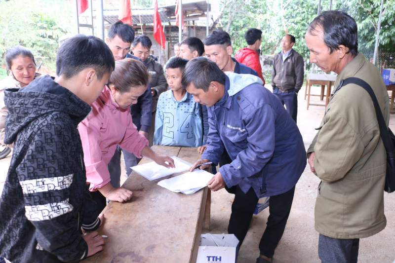 Trao tặng 120 suất quà Tết cho người nghèo xã Mường Xén, tỉnh Nghệ An -0