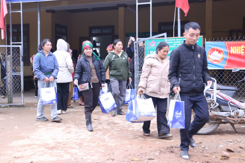 Trao tặng 120 suất quà Tết cho người nghèo xã Mường Xén, tỉnh Nghệ An -0