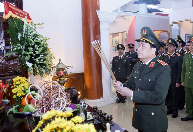 Deputy Minister Le Quoc Hung presents Tet gifts to policy beneficiary families in Tuyen Quang -0