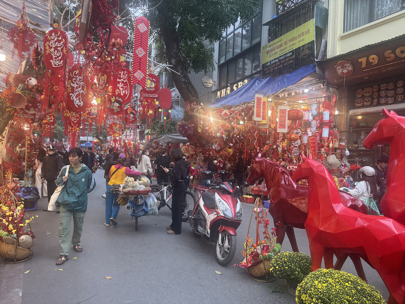 kho^ng khi´ ro-^n ra`ng tre^n pho^´ ha`ng ma~ va`o nhu-~ng nga`y gia´p te^t.jpg -0