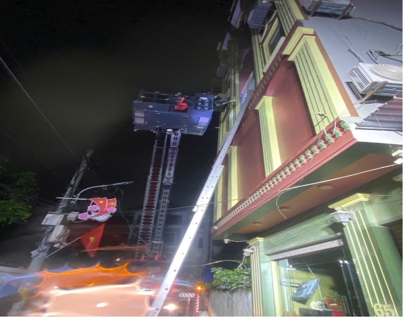 Kịp thời cứu, hướng dẫn 15 người trong đám cháy xảy ra tại nàh ở két hợp kinh doanh cà phê, ca nhạc -0