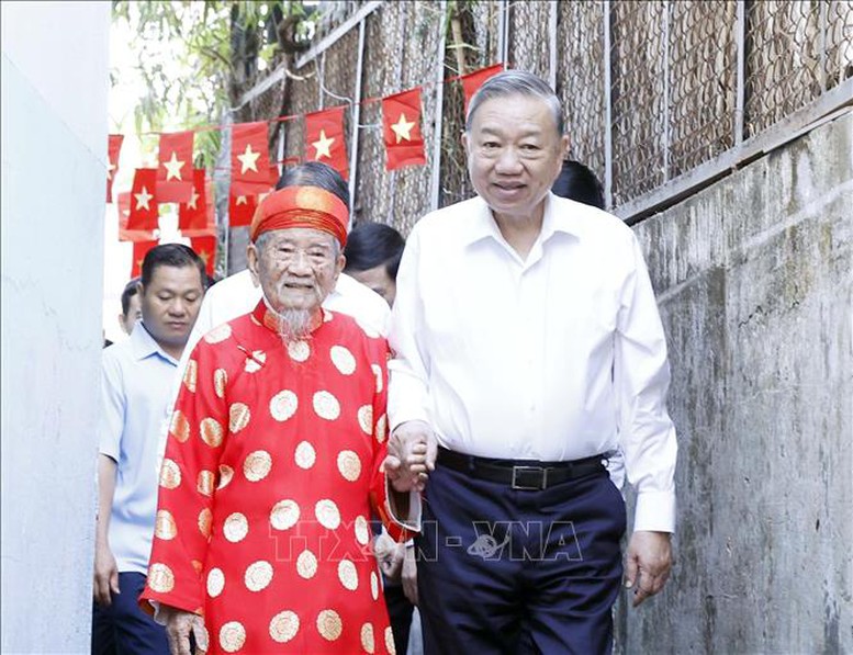 Tổng Bí thư Tô Lâm đến thăm, chúc Tết nhà nghiên cứu Nguyễn Đình Tư -1