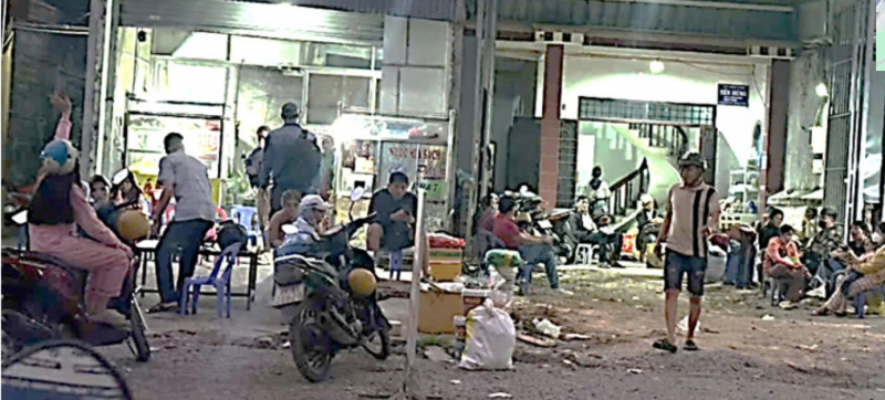 Một phường có tới 35 nhà xe mở điểm bán vé, đón khách và giao nhận hàng  -0