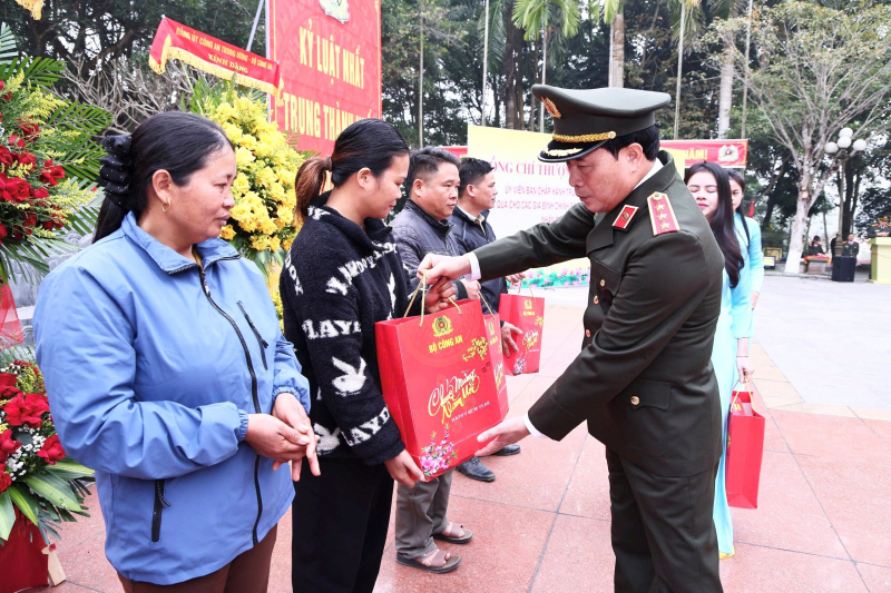 Deputy Minister Le Quoc Hung presents Tet gifts to policy beneficiary families in Tuyen Quang -1