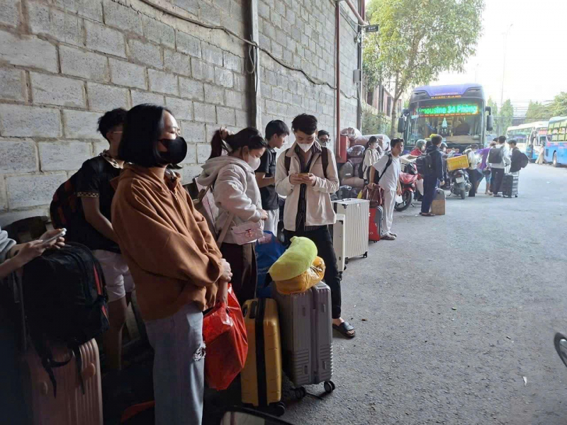 TP Hồ Chí Minh: Xe ngang nhiên dừng đón khách, khách vạ vật ngoài đường chờ đón xe về quê dịp Tết  -0