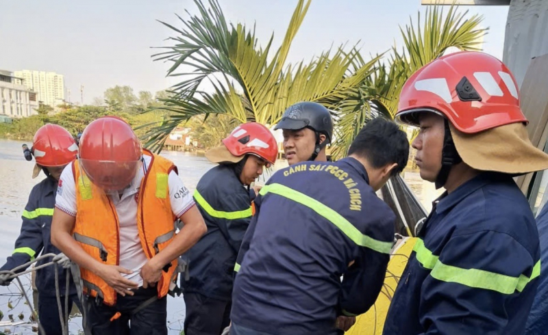 Lặn mò tìm kiếm tài sản trong 2 căn nhà bị sập xuống kênh Xáng -0