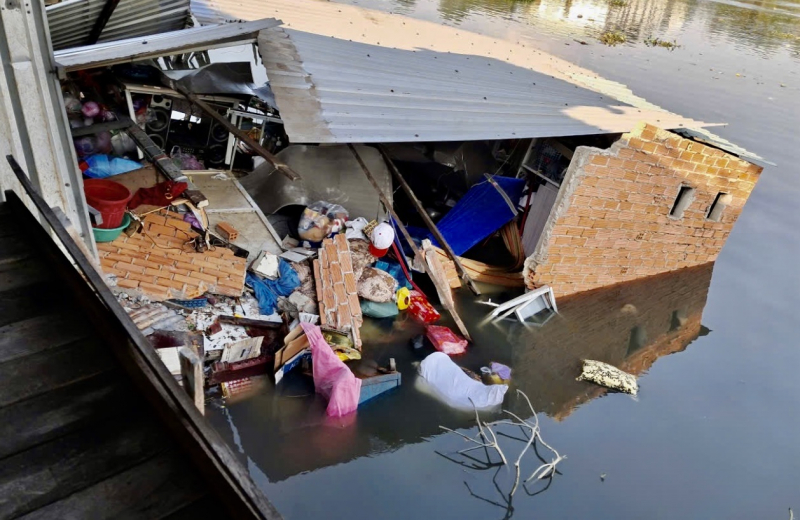 Lặn mò tìm kiếm tài sản trong 2 căn nhà bị sập xuống kênh Xáng -0