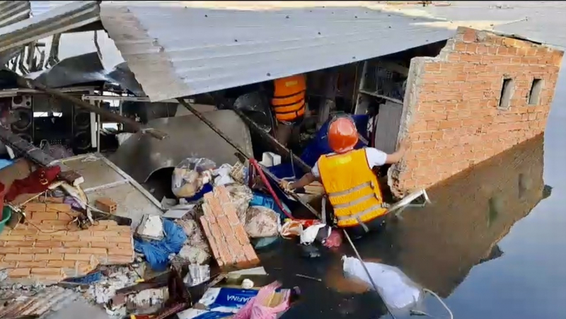 Lặn mò tìm kiếm tài sản trong 2 căn nhà bị sập xuống kênh Xáng -1