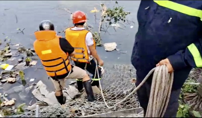 Lặn mò tìm kiếm tài sản trong 2 căn nhà bị sập xuống kênh Xáng -1