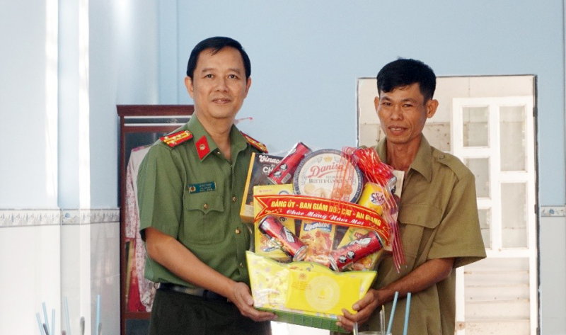 Công an tỉnh An Giang bàn giao 2 căn Nhà Đại đoàn kết tại xã U Minh Thượng -0