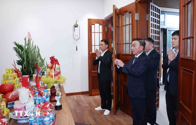 Thường trực Ban Bí thư Trần Cẩm Tú tri ân các nguyên lãnh đạo Đảng, Nhà nước -0