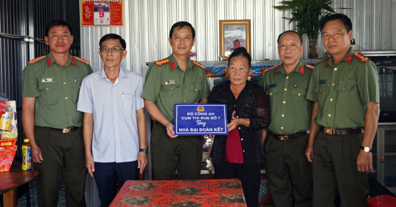 Công an tỉnh An Giang bàn giao 2 căn Nhà Đại đoàn kết tại xã U Minh Thượng -0