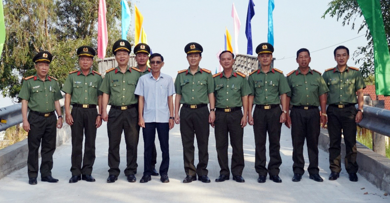 Công an tỉnh An Giang bàn giao 2 căn Nhà Đại đoàn kết tại xã U Minh Thượng -0