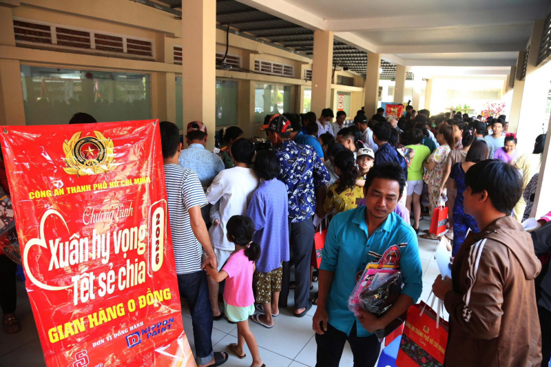 Công an TP Hồ Chí Minh tặng quà, chúc Tết Mẹ Việt Nam anh hùng và bệnh nhân… -0