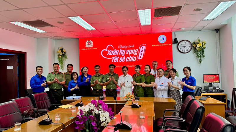 Công an TP Hồ Chí Minh tặng quà, chúc Tết Mẹ Việt Nam anh hùng và bệnh nhân… -0