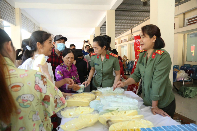Công an TP Hồ Chí Minh tặng quà, chúc Tết Mẹ Việt Nam anh hùng và bệnh nhân… -2