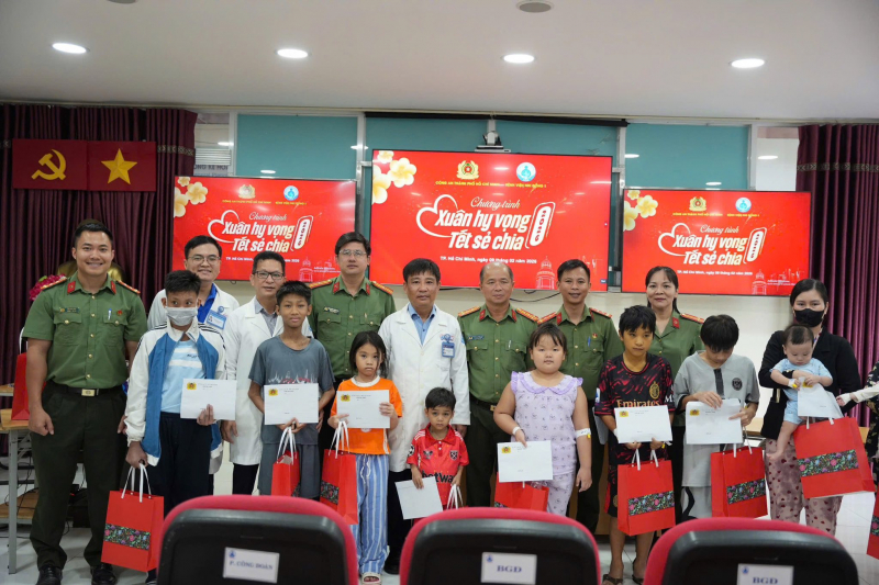 Công an TP Hồ Chí Minh tặng quà, chúc Tết Mẹ Việt Nam anh hùng và bệnh nhân… -1