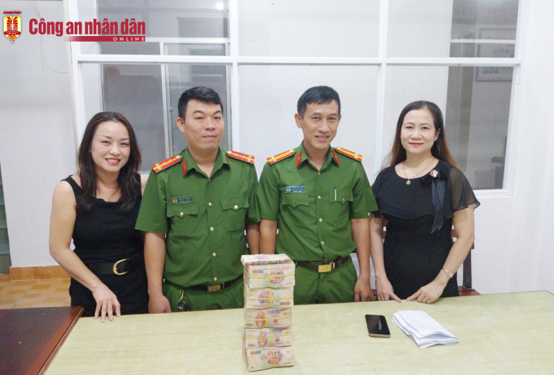 Công an phường ở Cần Thơ hỗ trợ người dân nhận lại gần 1 tỷ đồng chuyển nhầm -0