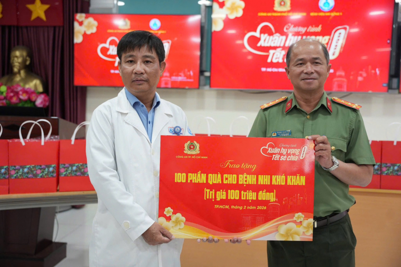Công an TP Hồ Chí Minh tặng quà, chúc Tết Mẹ Việt Nam anh hùng và bệnh nhân… -2