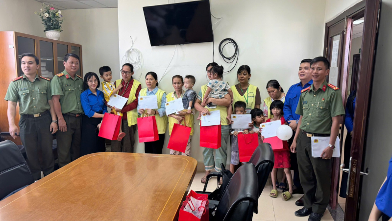 Công an TP Hồ Chí Minh tặng quà, chúc Tết Mẹ Việt Nam anh hùng và bệnh nhân… -1