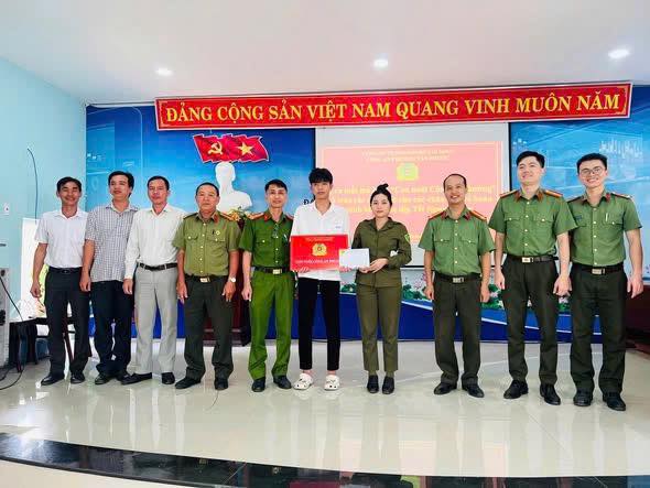 Công an TP Hồ Chí Minh tặng quà, chúc Tết Mẹ Việt Nam anh hùng và bệnh nhân… -0
