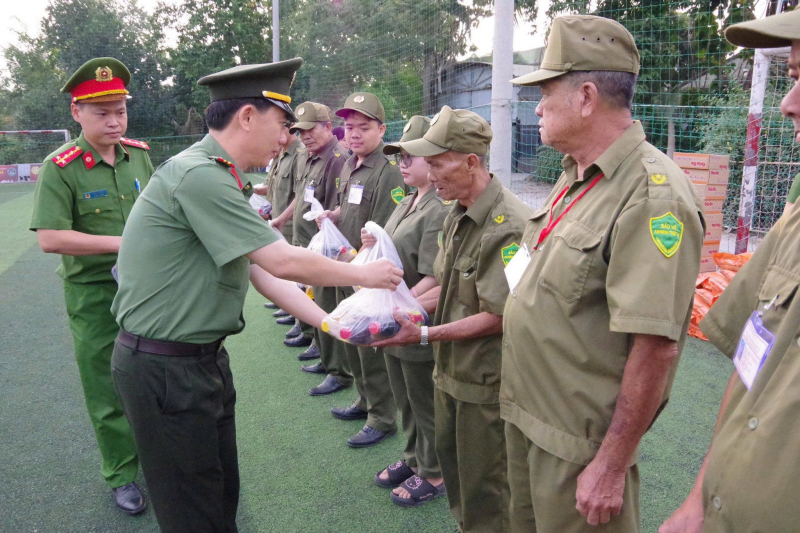 Công an TP Hồ Chí Minh tặng quà, chúc Tết Mẹ Việt Nam anh hùng và bệnh nhân… -0
