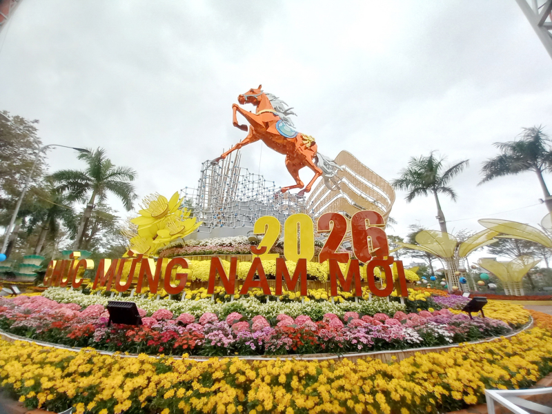          Đại cảnh linh vật “Xích mã Thăng Long” ở phố biển Tuy Hòa sống động, hoành tráng -0