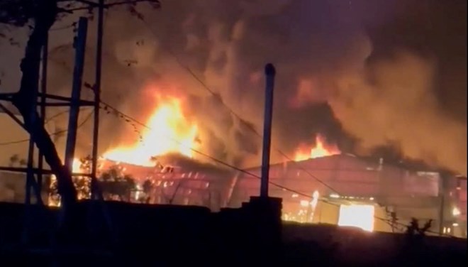 Xưởng nhựa ở Hưng Yên bốc cháy dữ dội trong đêm -0