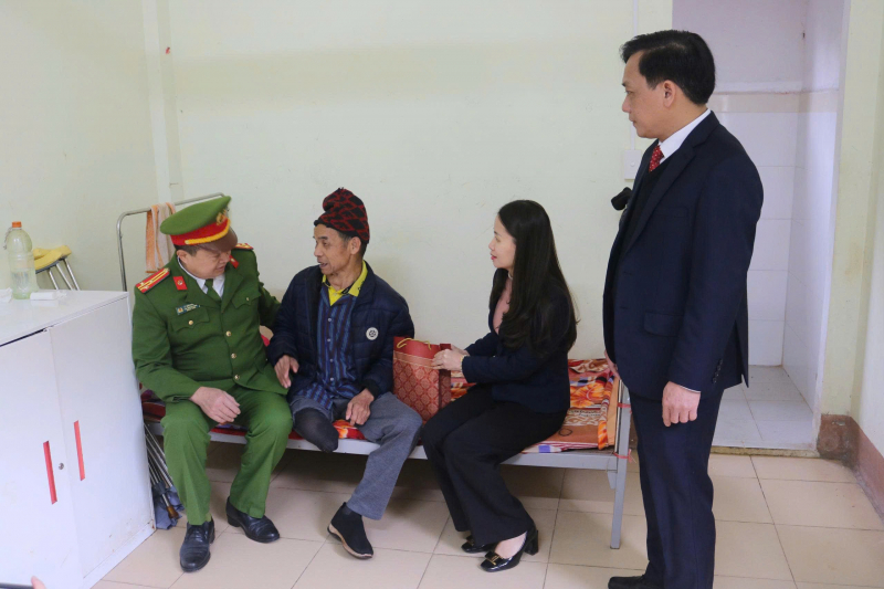 “Bữa cơm nhân ái” ấm áp, yêu thương -0