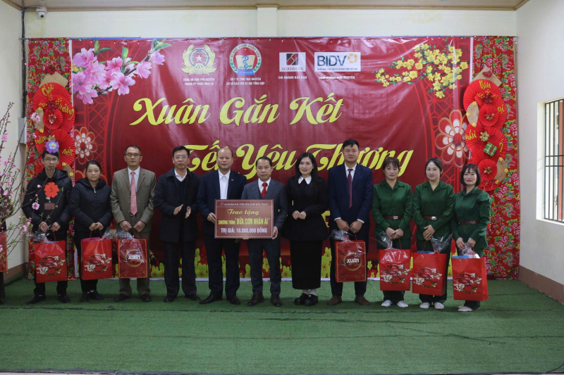 “Bữa cơm nhân ái” ấm áp, yêu thương -0