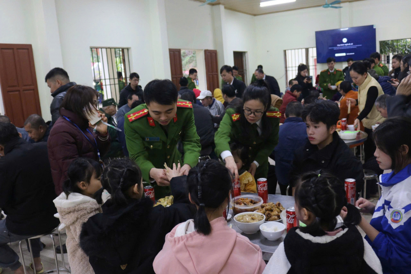 “Bữa cơm nhân ái” ấm áp, yêu thương -1