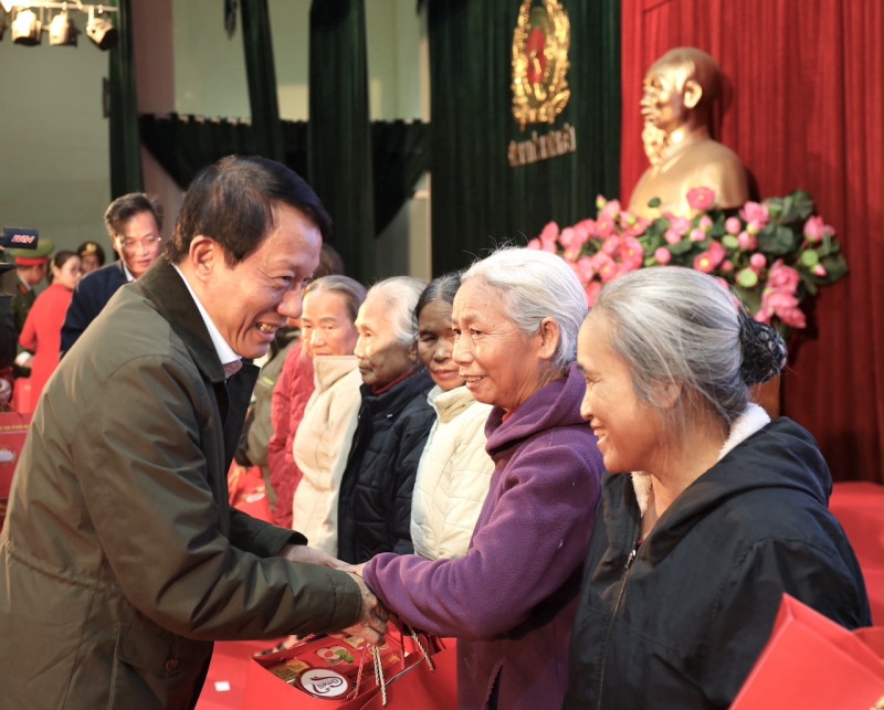 Minister Luong Tam Quang presents Tet gifts to poor households and workers in Hung Yen province -0