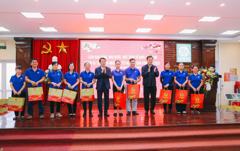 Minister Luong Tam Quang presents Tet gifts to poor households and workers in Hung Yen province -0