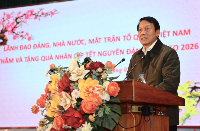 Minister Luong Tam Quang presents Tet gifts to poor households and workers in Hung Yen province -0