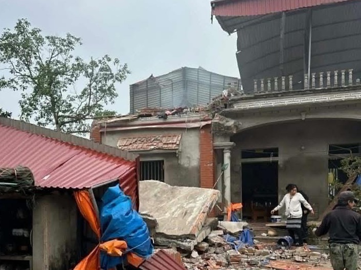 Căn nhà 2 tầng đổ sập sau tiếng nổ lớn, 1 người tử vong -0