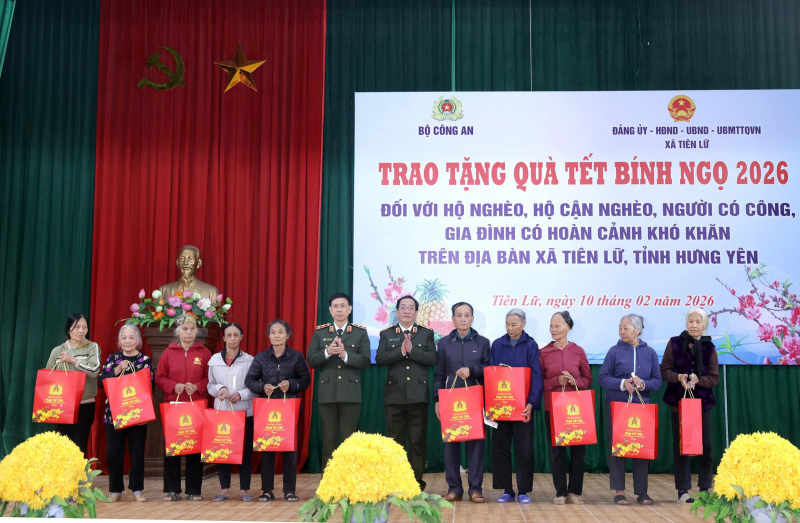 Thứ trưởng Phạm Thế Tùng thăm, tặng quà nhân dân xã Tiên Lữ, tỉnh Hưng Yên -2