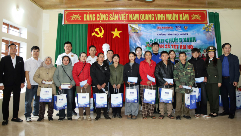 Trao tặng 120 suất quà Tết cho người nghèo xã Mường Xén, tỉnh Nghệ An -0