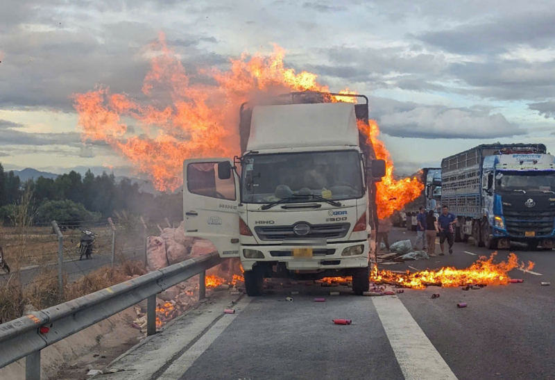 Xe tải bốc cháy ngùn ngụt trên cao tốc Vĩnh Hảo - Phan Thiết -0