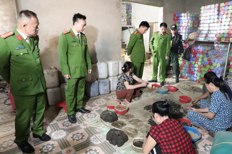 Thu giữ hơn 2 tấn tang vật trong đường dây sản xuất thuốc tăng cân giả -0