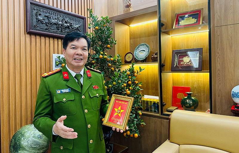 Có anh về, bản làng ấm lửa -0