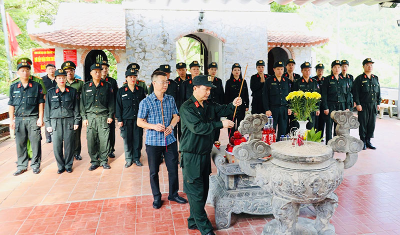 Có anh về, bản làng ấm lửa -0