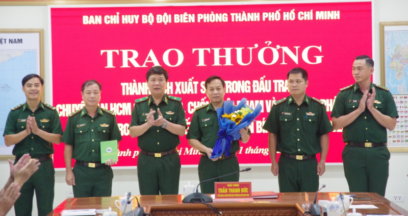 Trao thưởng nóng thành tích xuất sắc trong đấu tranh chuyên án tiền giả -1