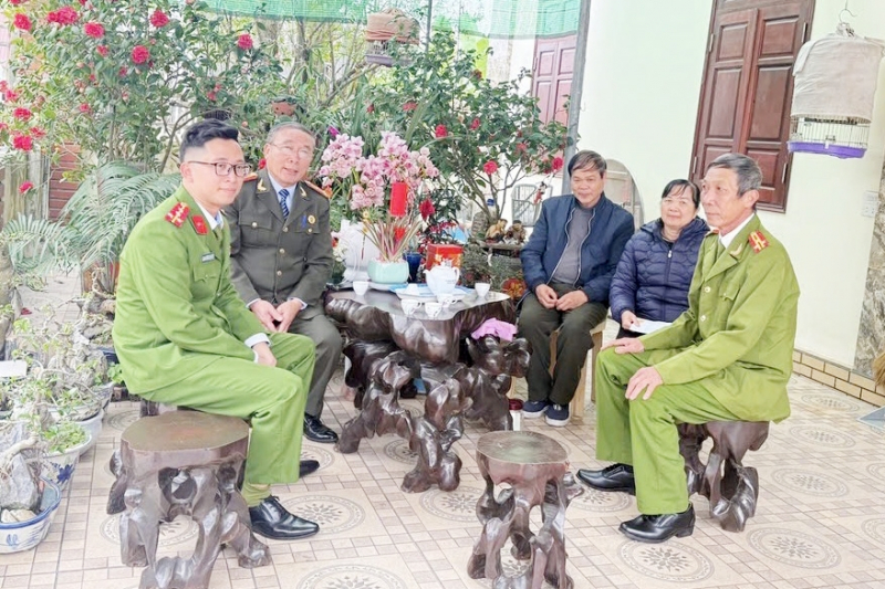 Hội Cựu CAND Việt Nam và Doanh nghiệp Toàn Trung thăm, trao quà Tết cho gia đình hội viên bị nhiễm chất độc da cam -0