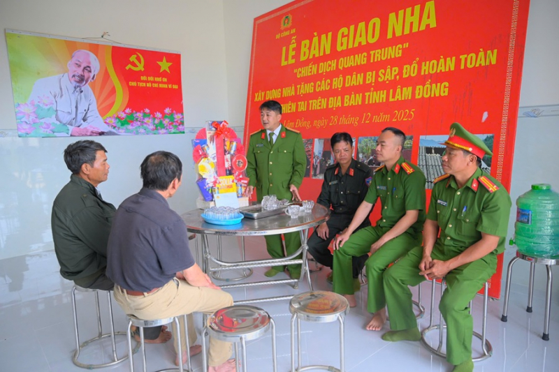 Ngày trở lại thấm đẫm nghĩa tình -0