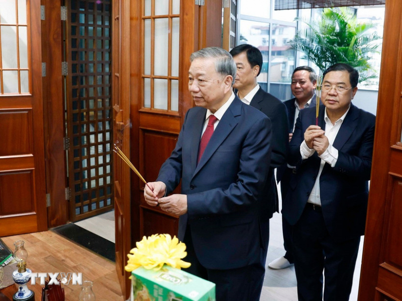 Tổng Bí thư Tô Lâm thắp hương tưởng nhớ các đồng chí nguyên lãnh đạo Đảng, Nhà nước -0