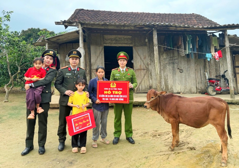 Trao “bò vàng” cho gia đình con nuôi Công an xã đón tết -0