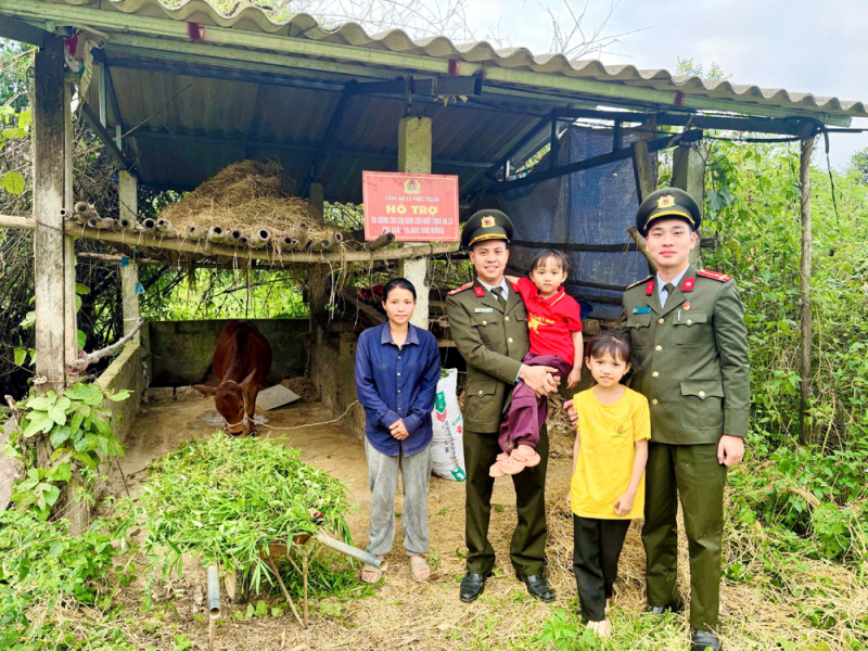 Trao “bò vàng” cho gia đình con nuôi Công an xã đón tết -0